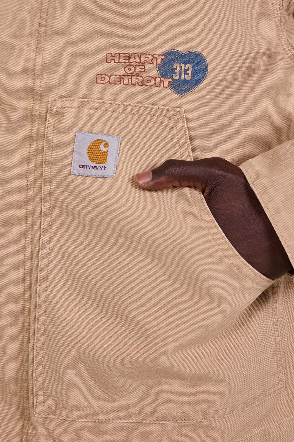 תמונת תקריב דוגמן של ז'קט בגזרה משוחררת