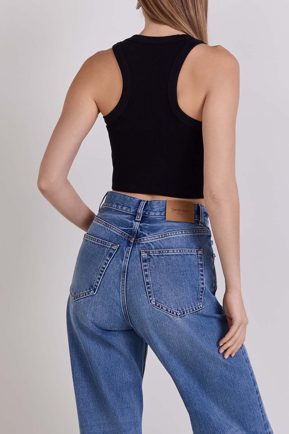 תמונת דוגמן אחורית של גופיית קרופ