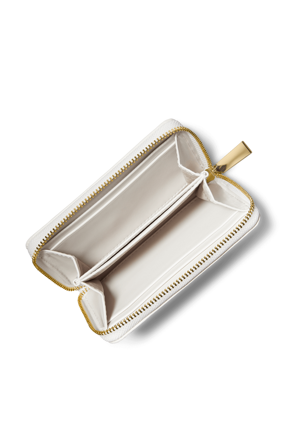 תמונת תקריב של ארנק קטן עם דוגמה מונוגרמית מוטבעת בגוון לבן