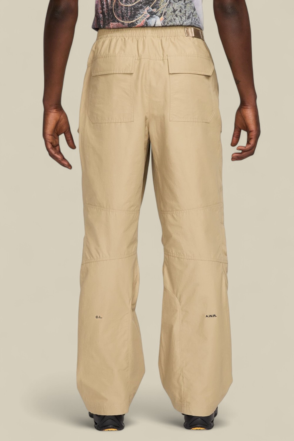 תמונת דוגמן אחורית של מכנסי קרגו