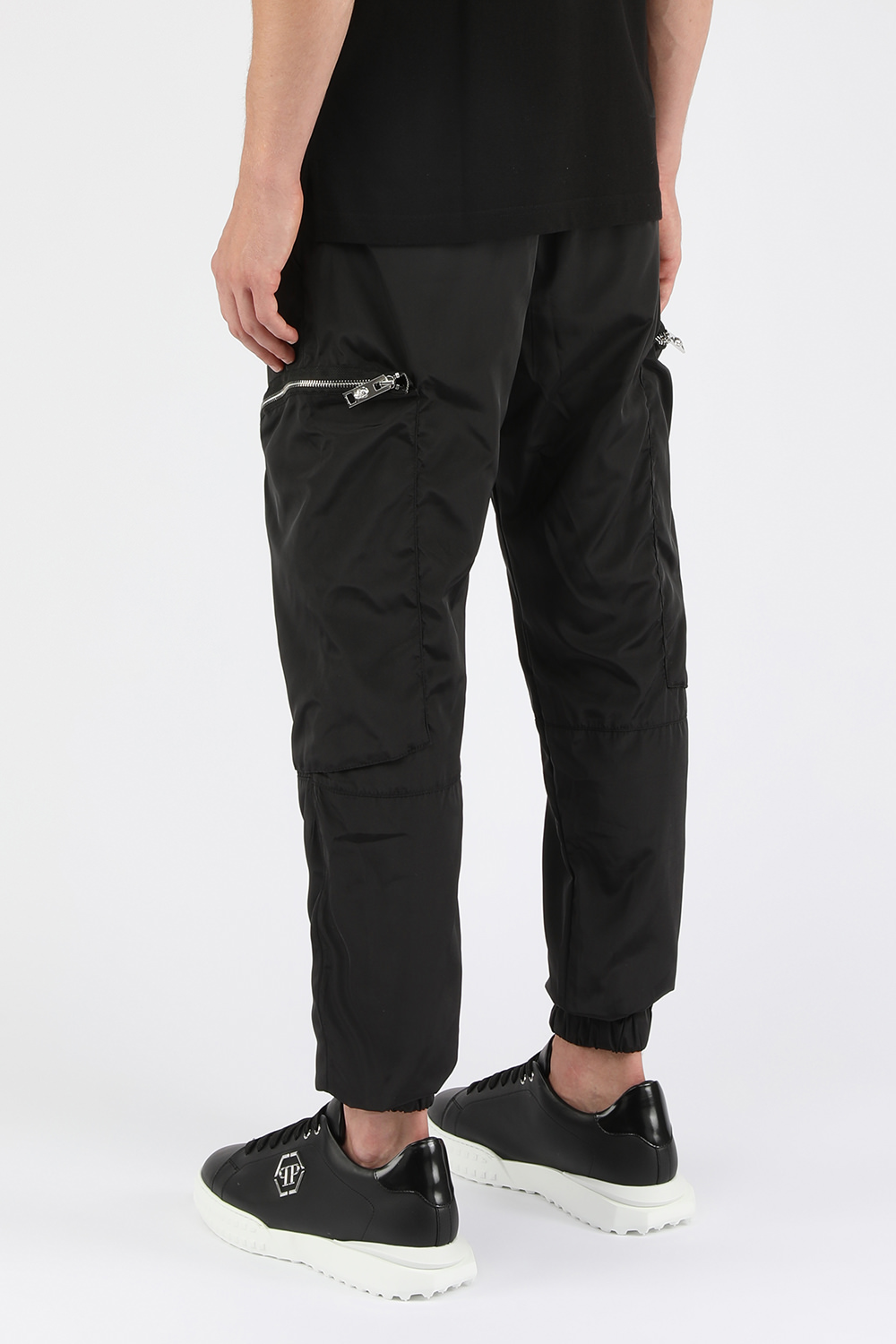 תמונת דוגמן אחורית של מכנסי צ'ינו אורבניים עם כיסים מרוכסנים