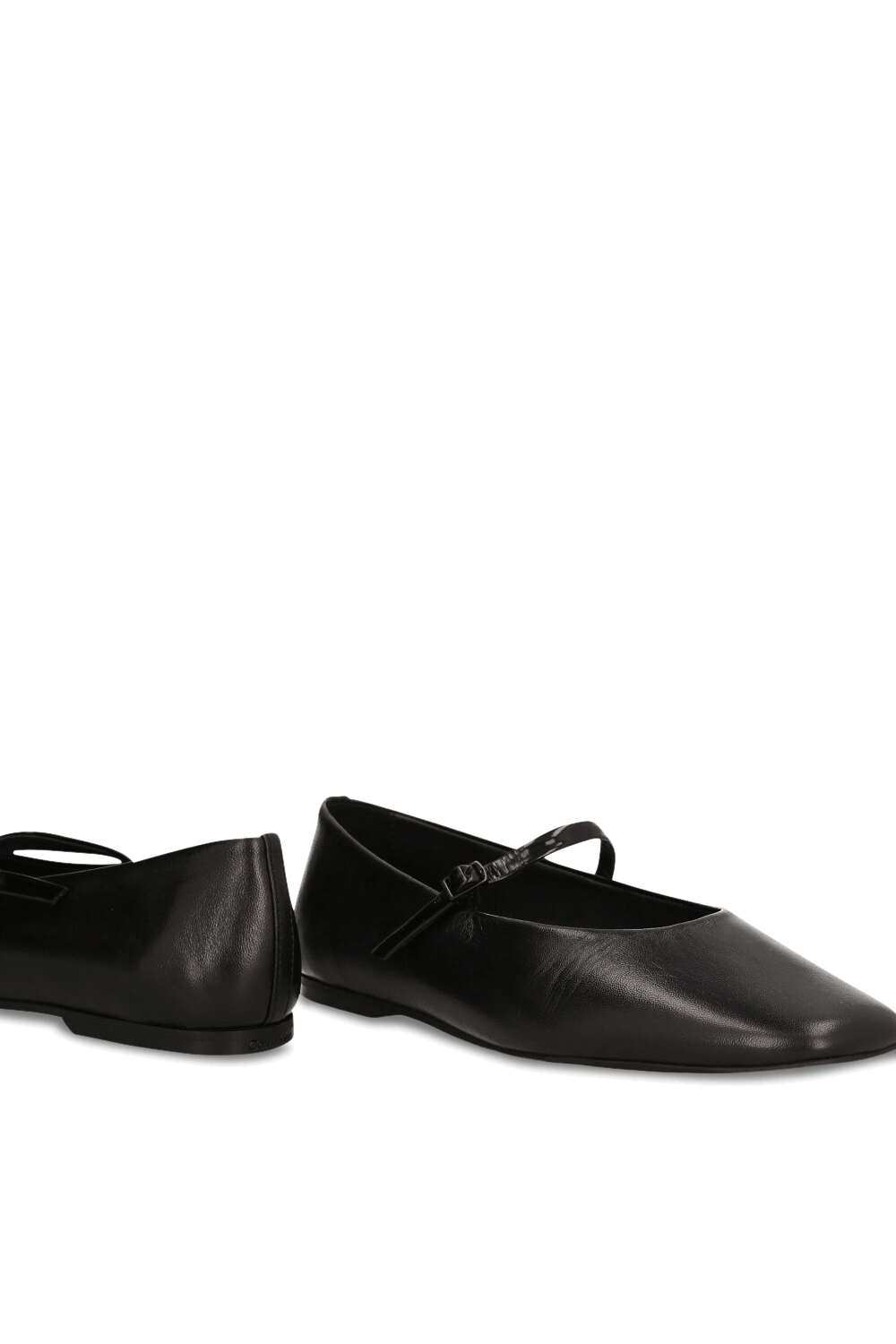 תמונת תקריב של נעלי מרי ג'יין