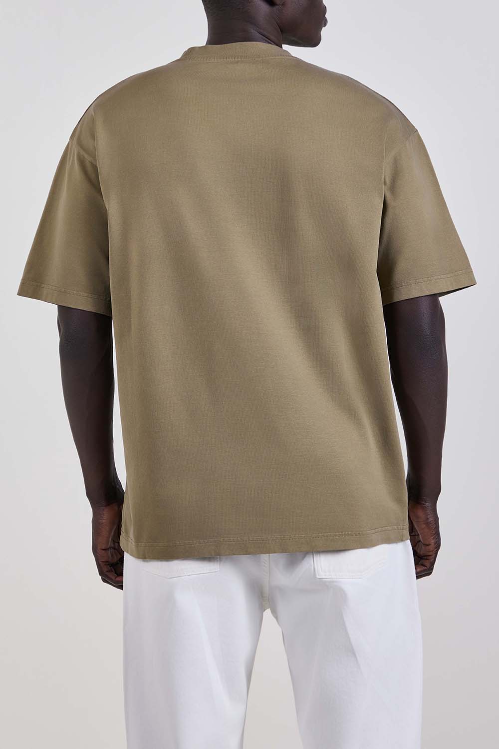 תמונת דוגמן אחורית של חולצת טי בגזרה משוחררת