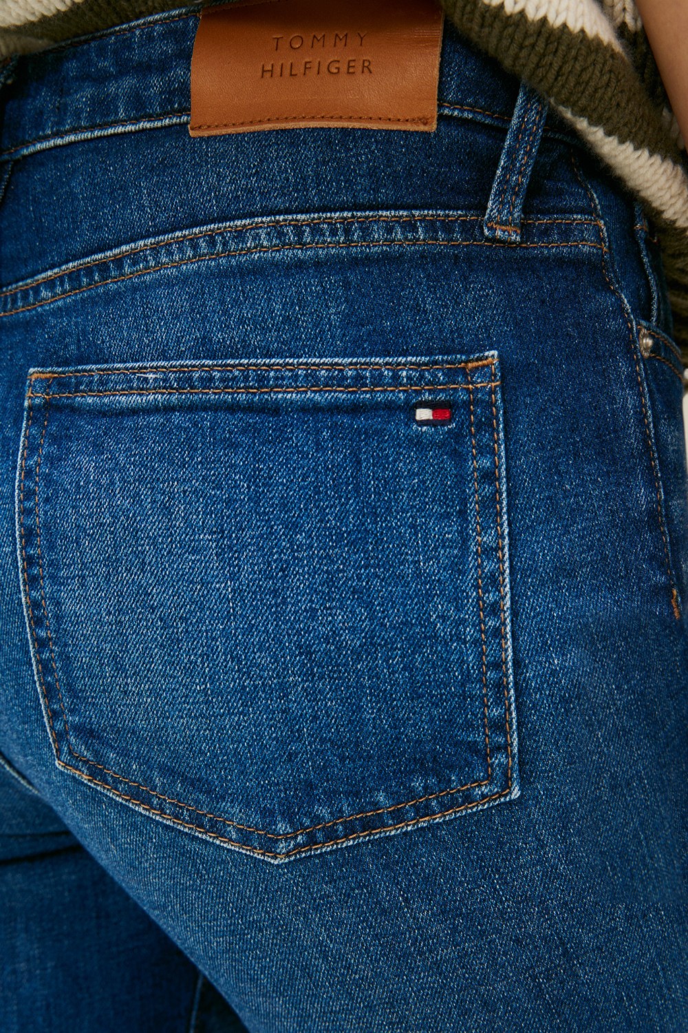 תמונת תקריב דוגמן של מכנסי ג'ינס בגזרת בוטקט