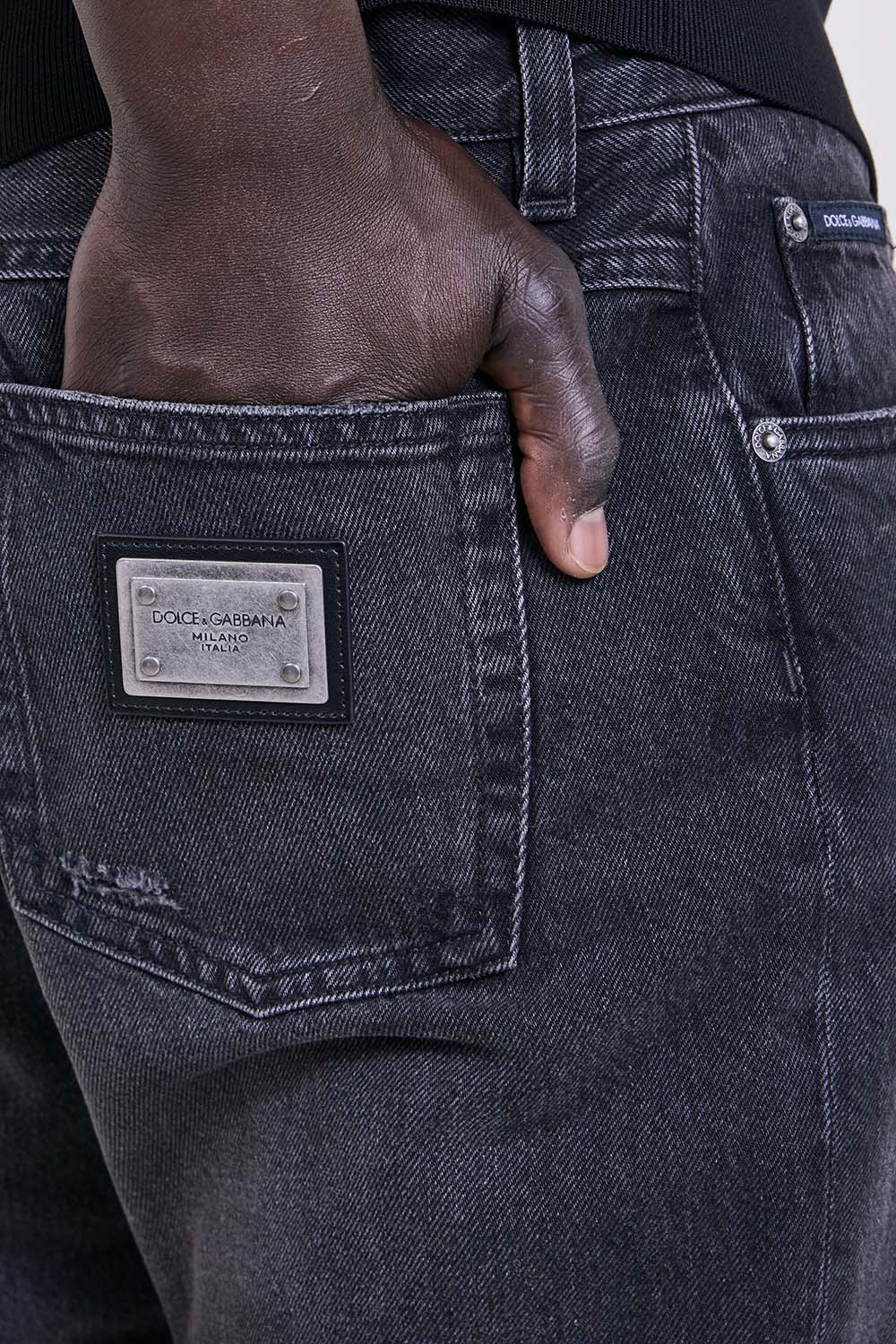 תמונת תקריב דוגמן של מכנסי ג'ינס