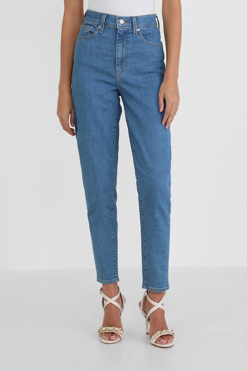 תמונת דוגמן קידמית של מכנסי ג'ינס טאפר בגזרה גבוהה