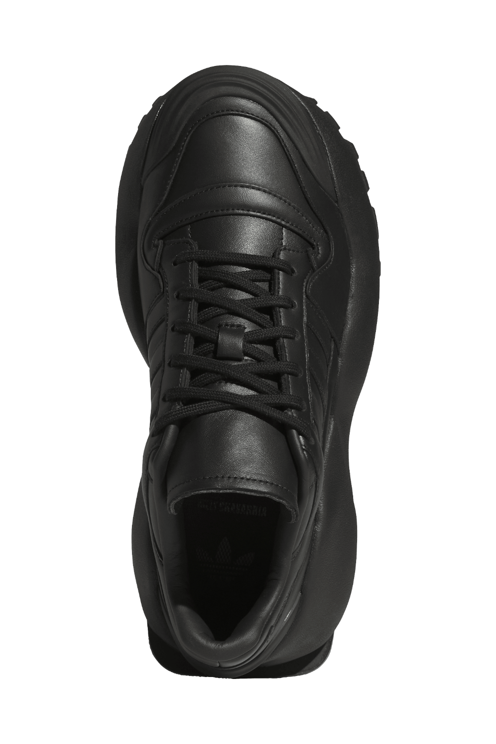 תמונת תקריב של נעלי סניקרס וילי צ'אווריה X אדידס