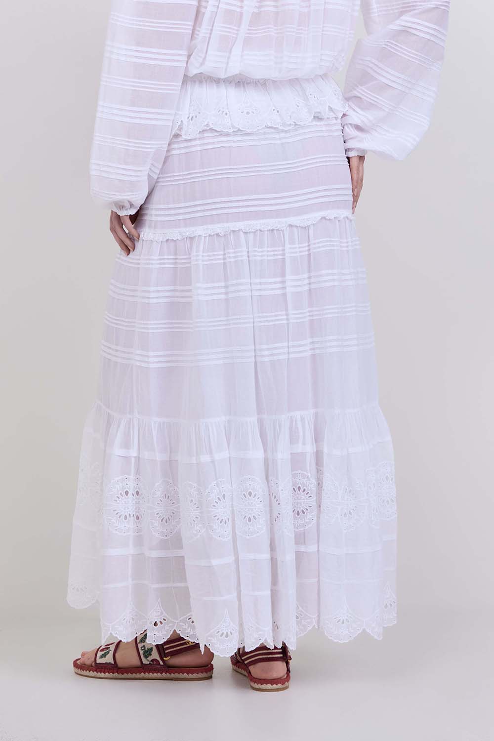 תמונת דוגמן אחורית של חצאית מקסי