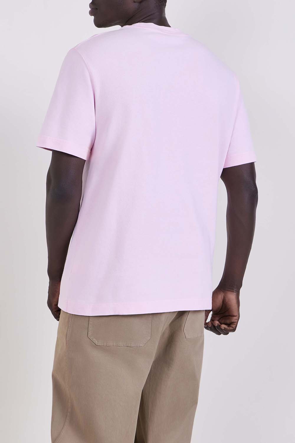 תמונת דוגמן אחורית של חולצת טי בגזרה משוחררת