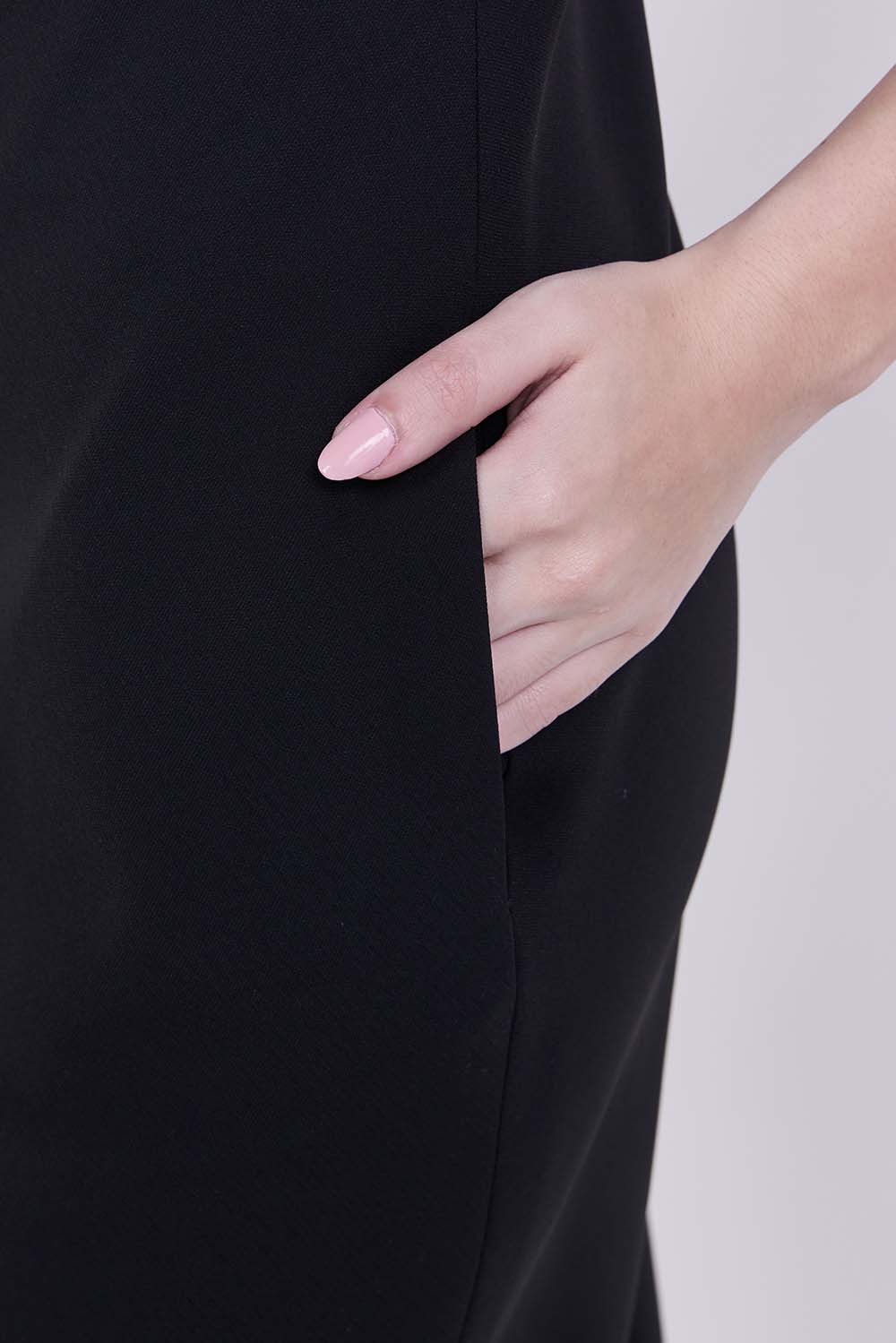 תמונת תקריב דוגמן של שמלת מידי סטרפלס