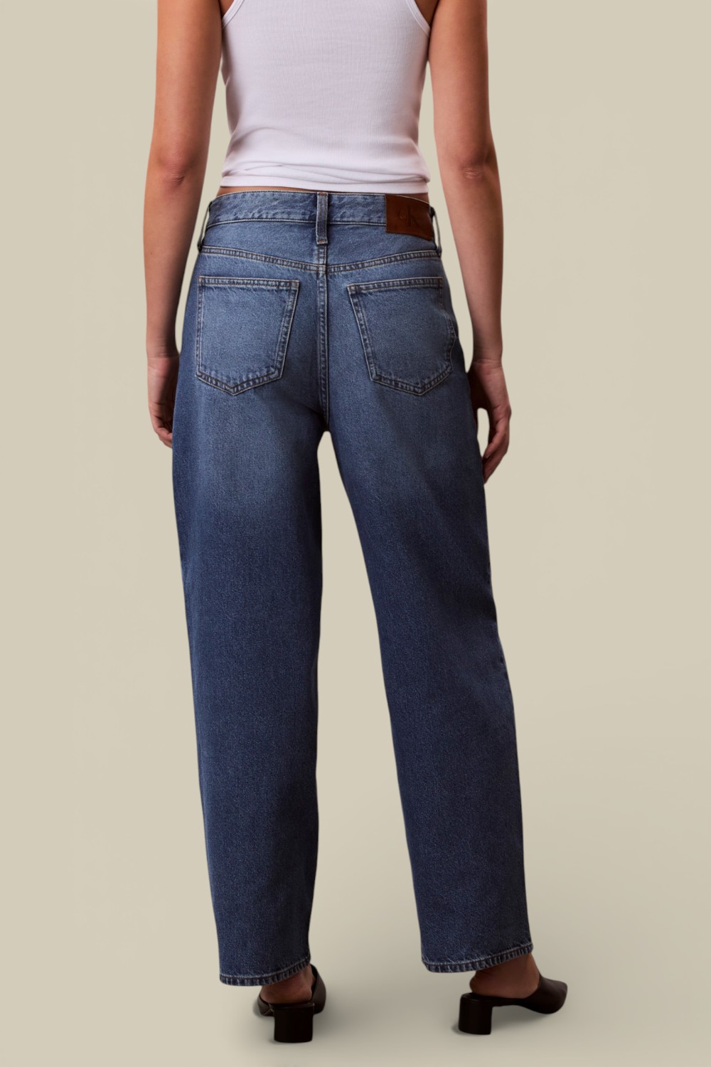 תמונת דוגמן אחורית של מכנסי ג'ינס בגזרה ישרה