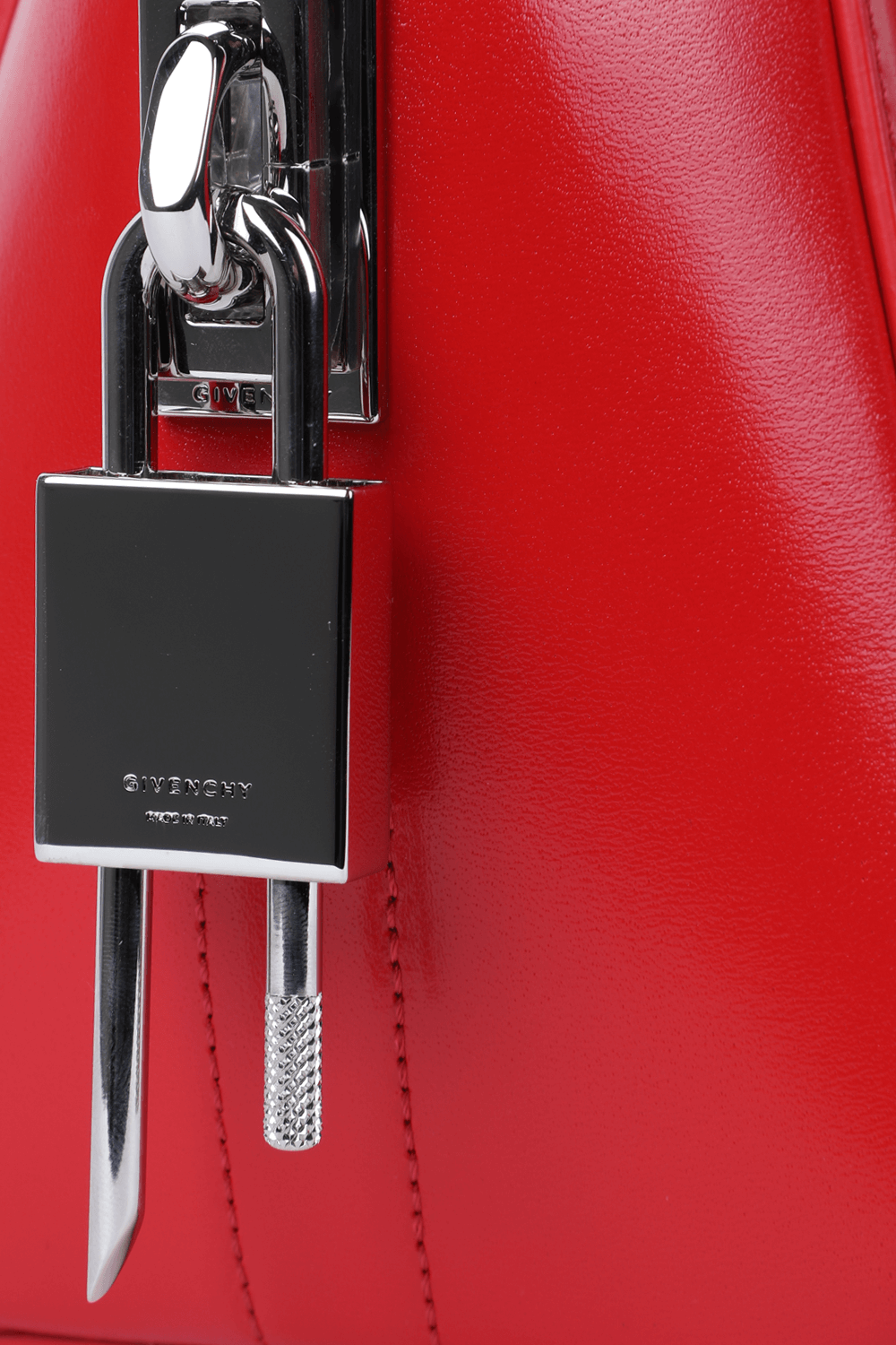 תמונת תקריב של Antigona Mini Bag in Red