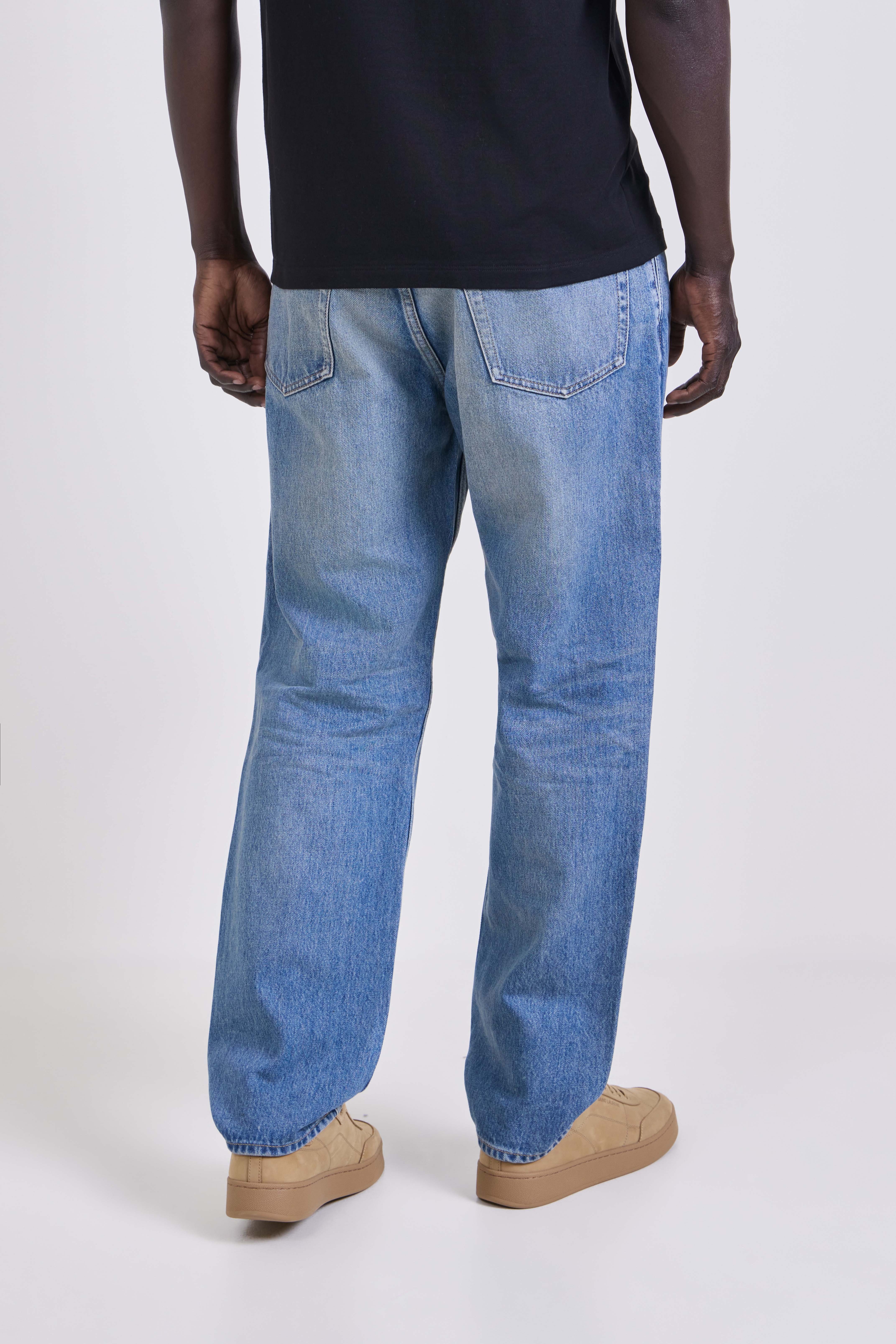 תמונת דוגמן אחורית של מכנסי ג'ינס בגזרה ישרה