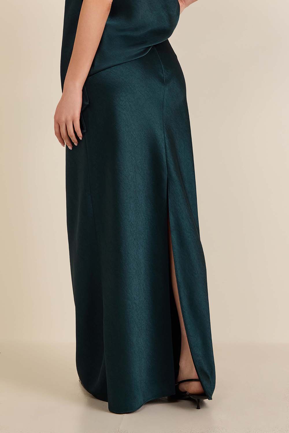 תמונת דוגמן אחורית של חצאית מקסי סאטן