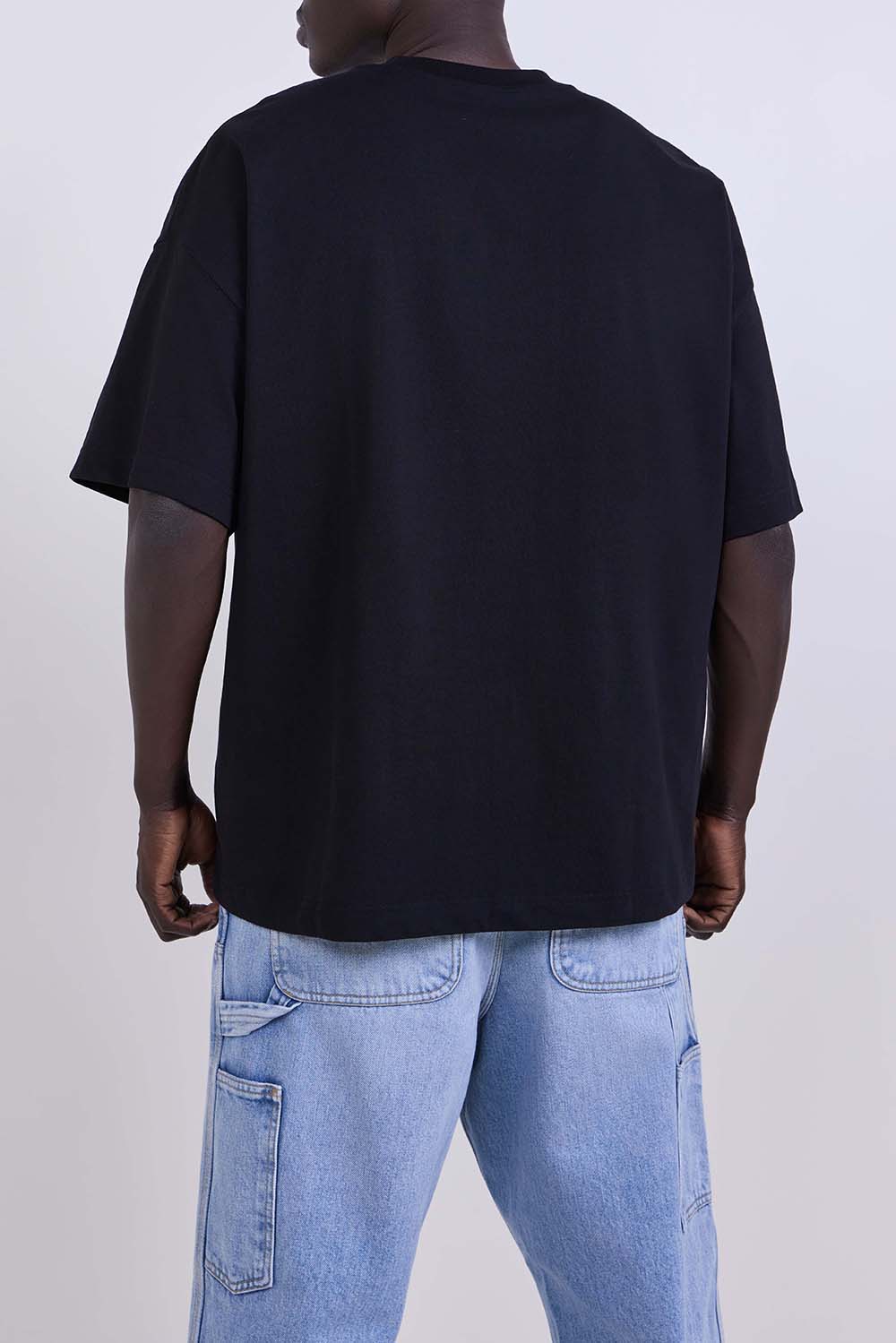 תמונת דוגמן אחורית של חולצת טי מכותנה אורגנית