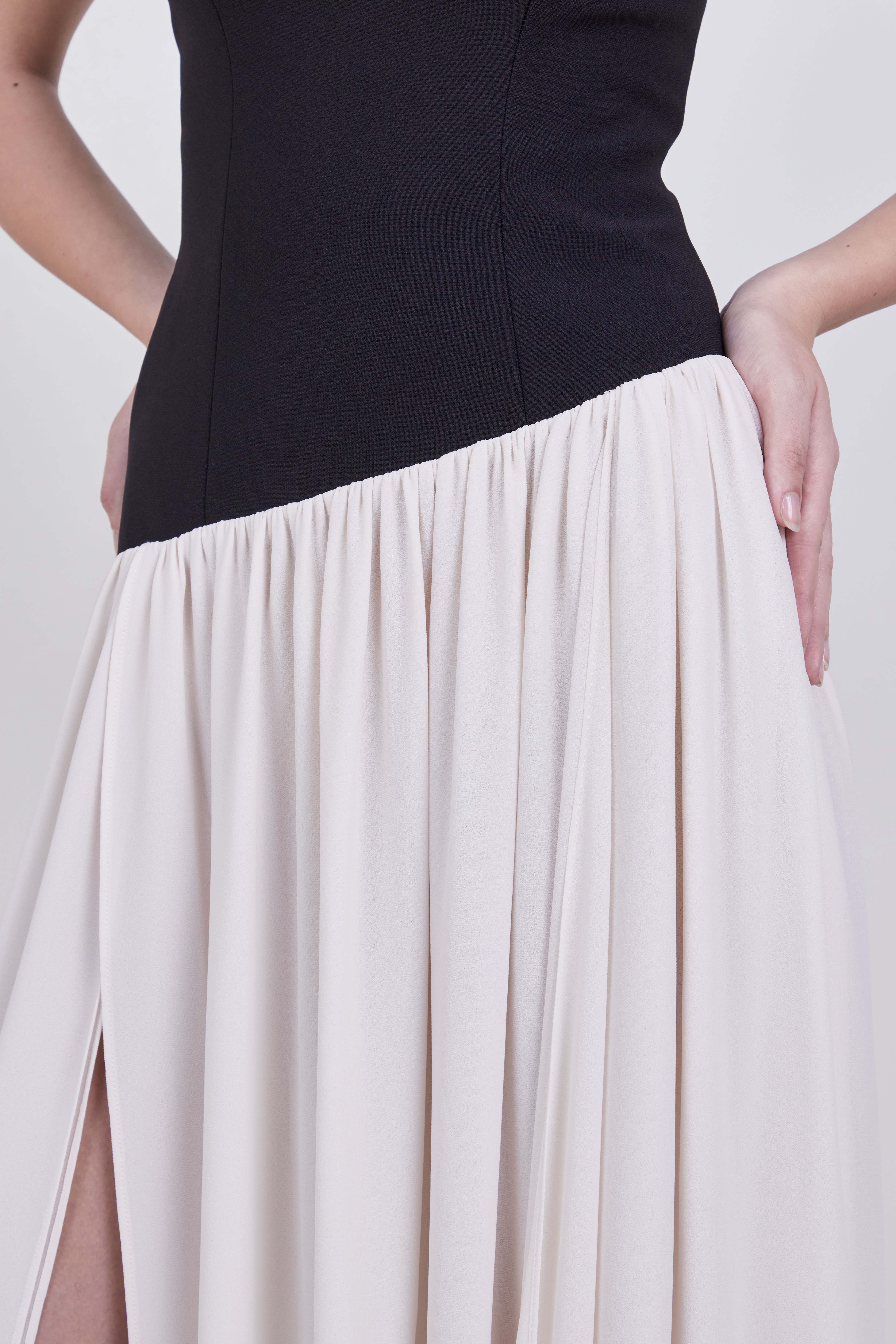 תמונת תקריב דוגמן של שמלת מקסי סטרפלס