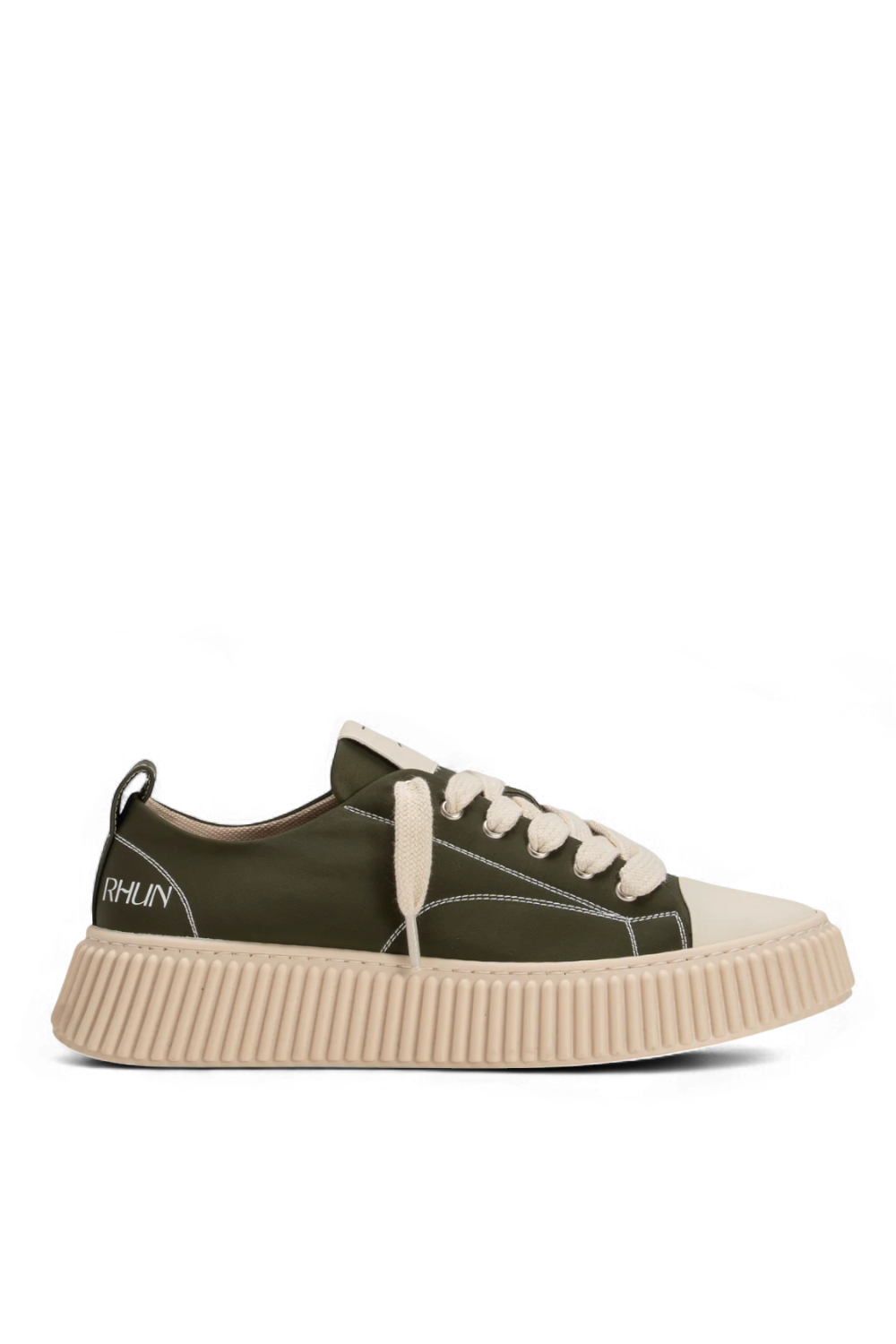 תמונה קידמית של נעלי סניקרס 2020