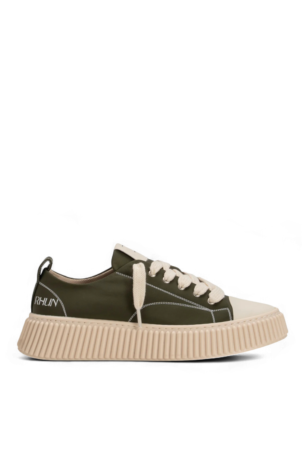 תמונה קידמית של נעלי סניקרס 2020