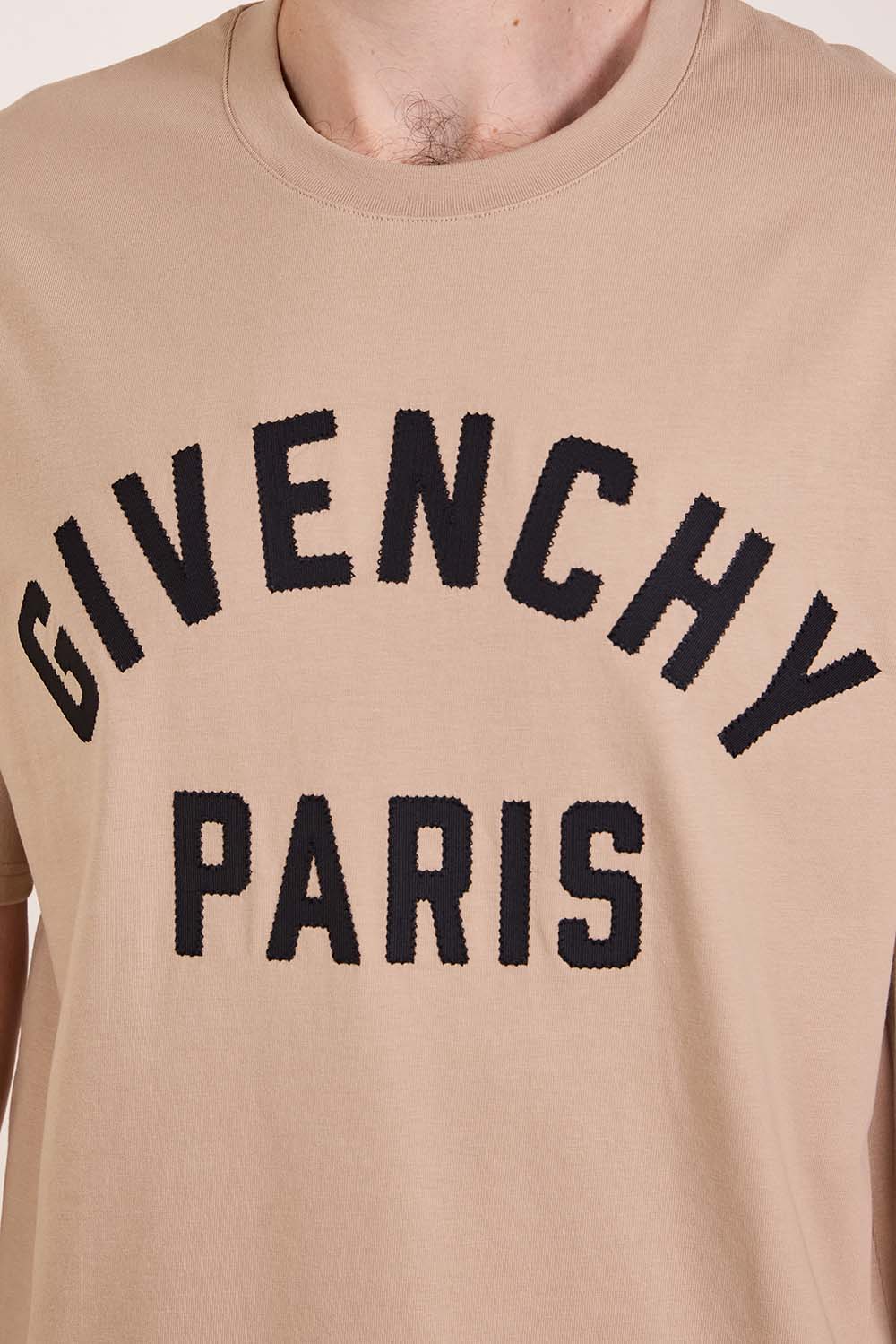 תמונת תקריב דוגמן של חולצת טי בגזרה רגילה