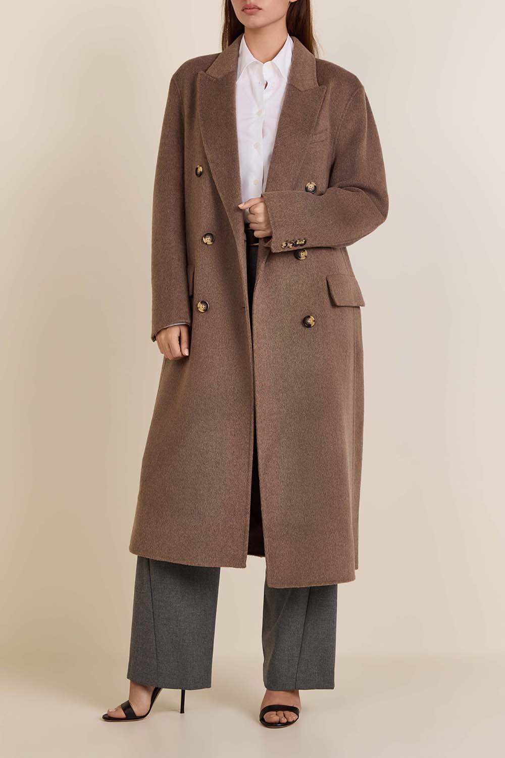 תמונת דוגמן קידמית של מעיל צמר ארוך