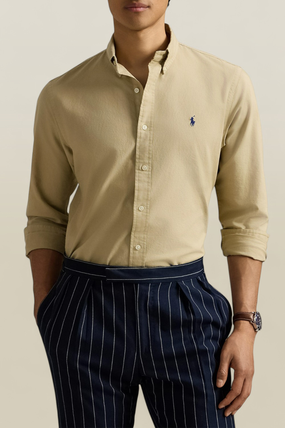 תמונת דוגמן קידמית של חולצת כפתורים