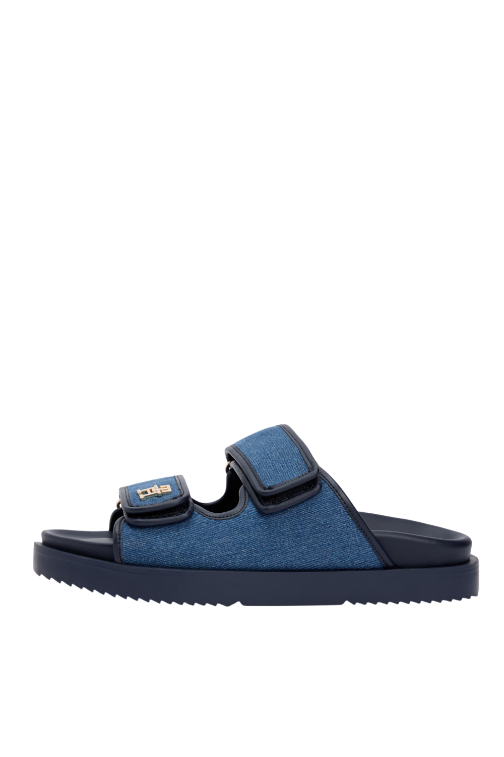 תמונה אחורית של סנדלים