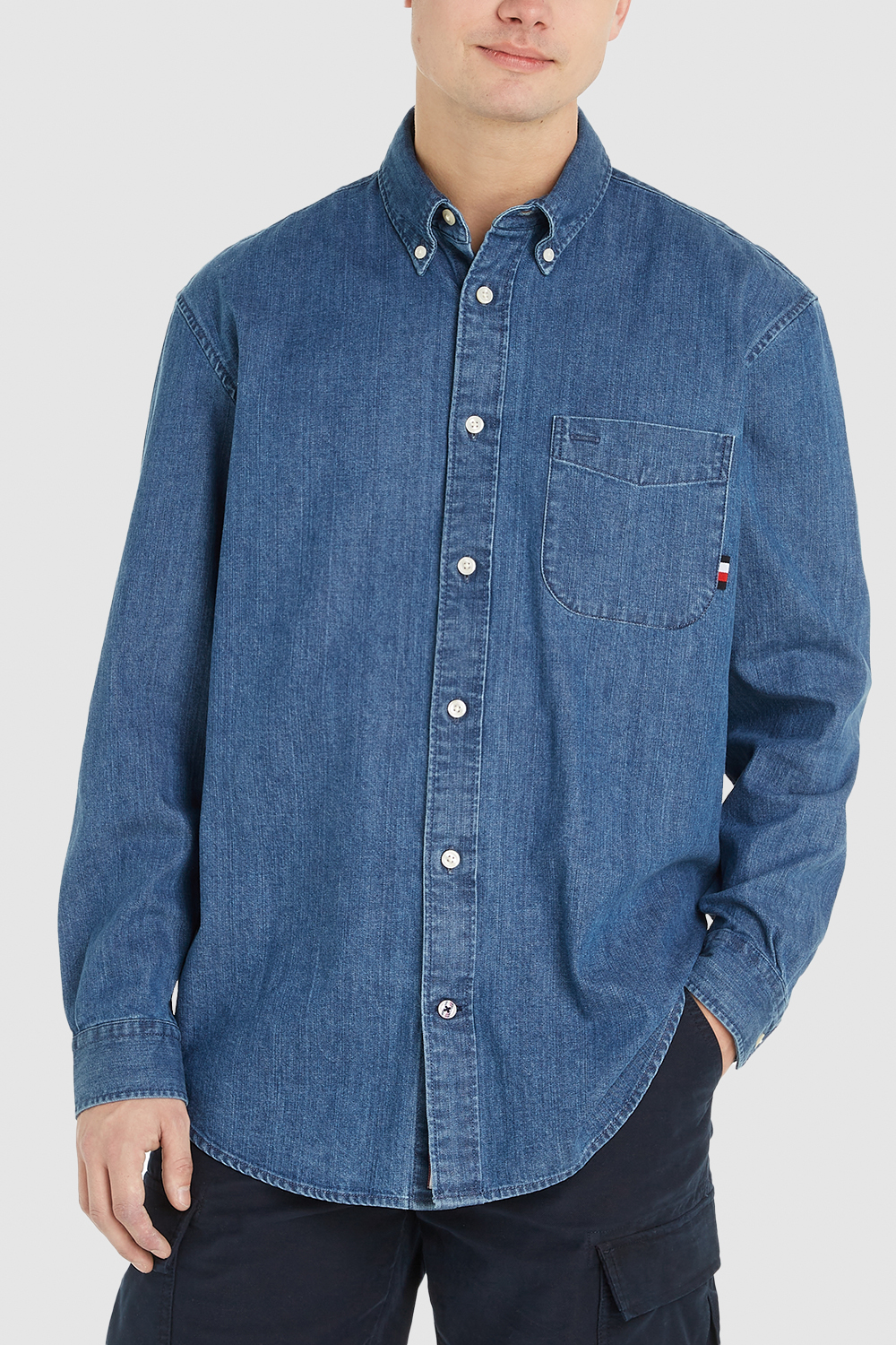 תמונת דוגמן קידמית של חולצת כפתורים ג`ינס