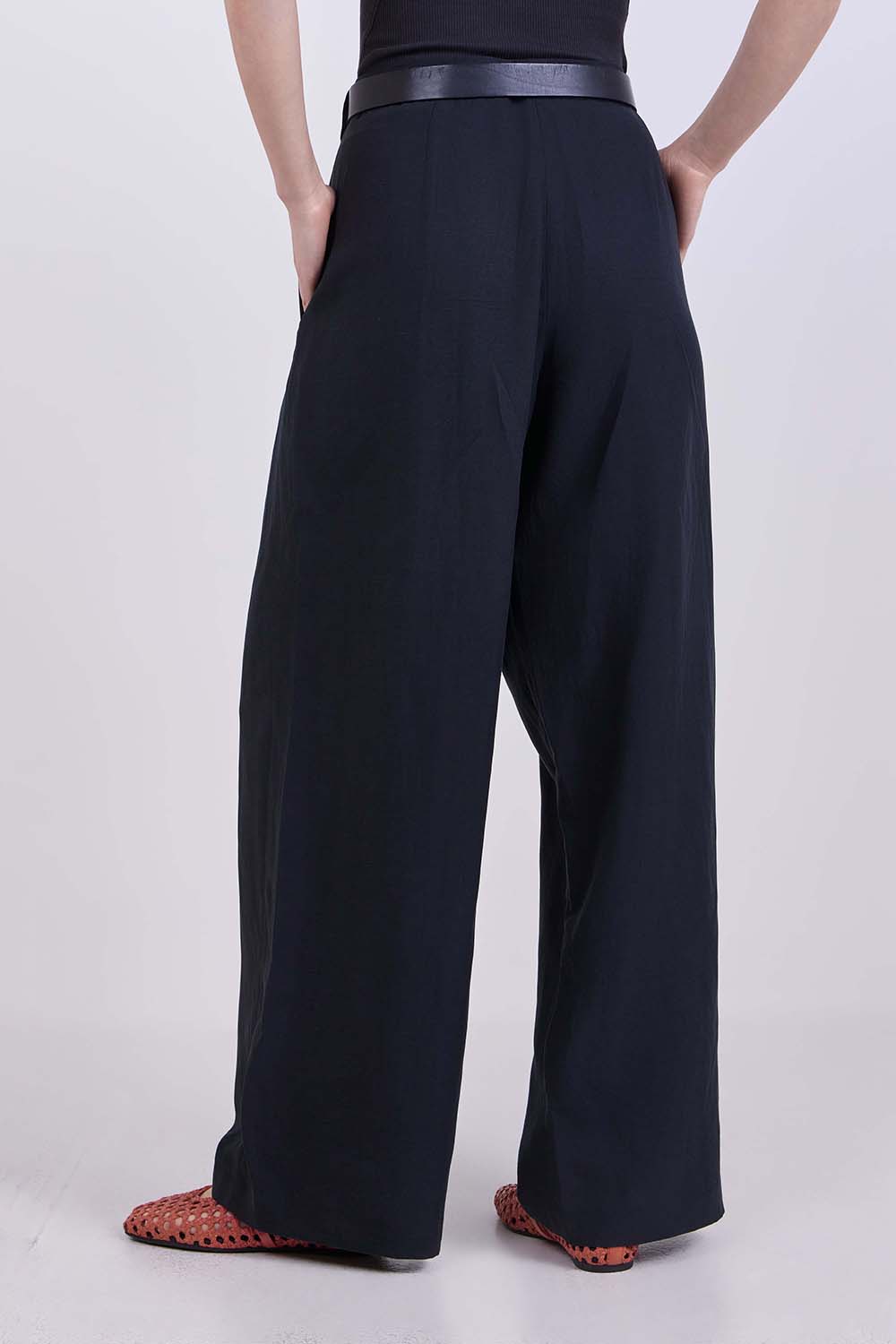 תמונת דוגמן אחורית של מכנסיים ארוכים