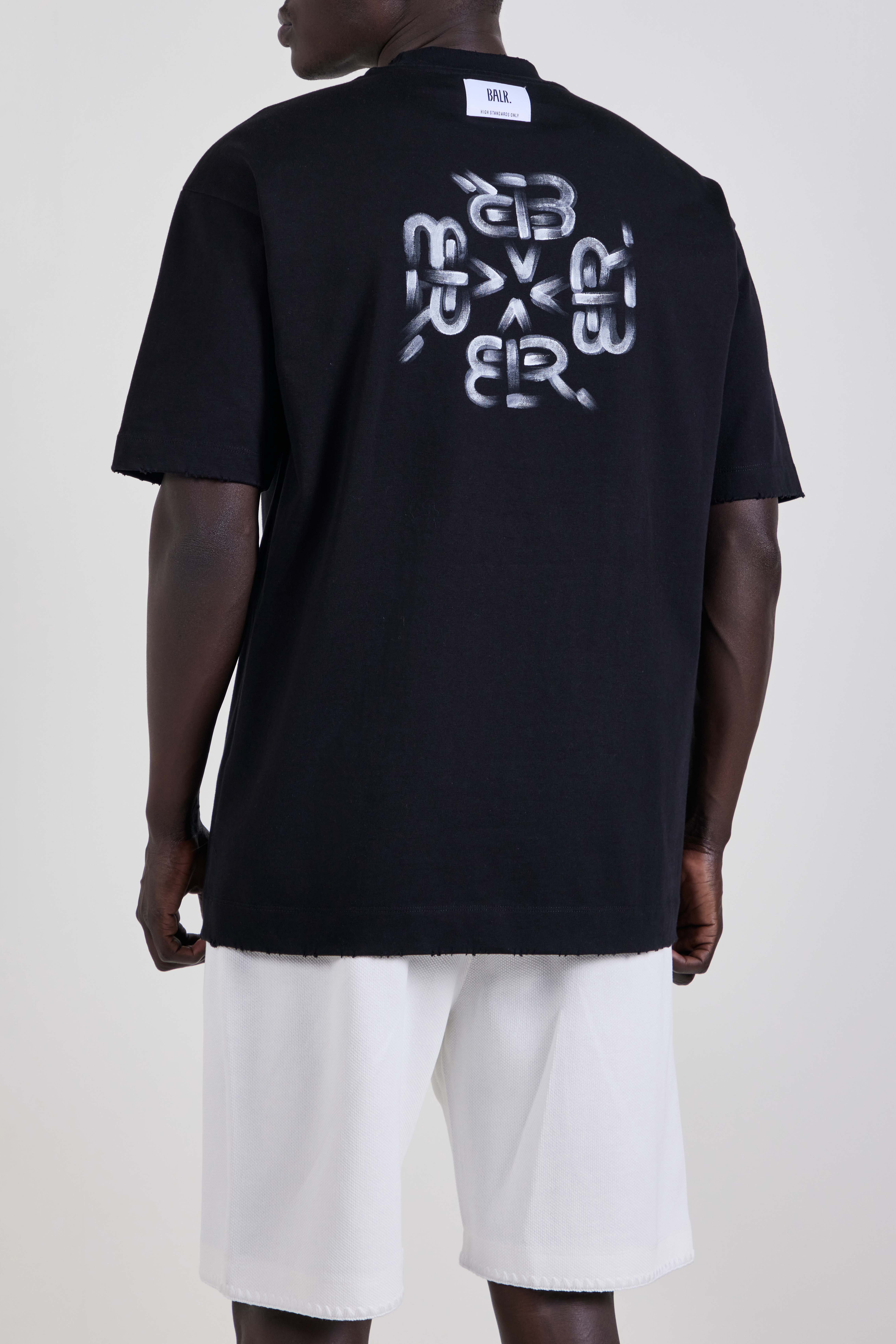 תמונת דוגמן אחורית של חולצת טי אוברסייז