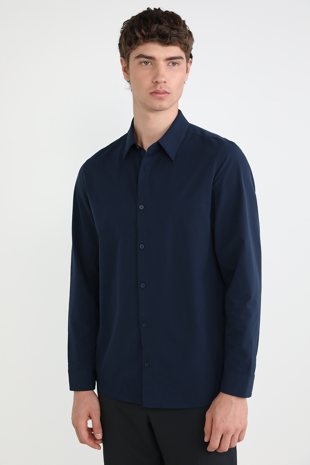 תמונת דוגמן קידמית של New Venture Classic-Fit Long-Sleeve Shirt
