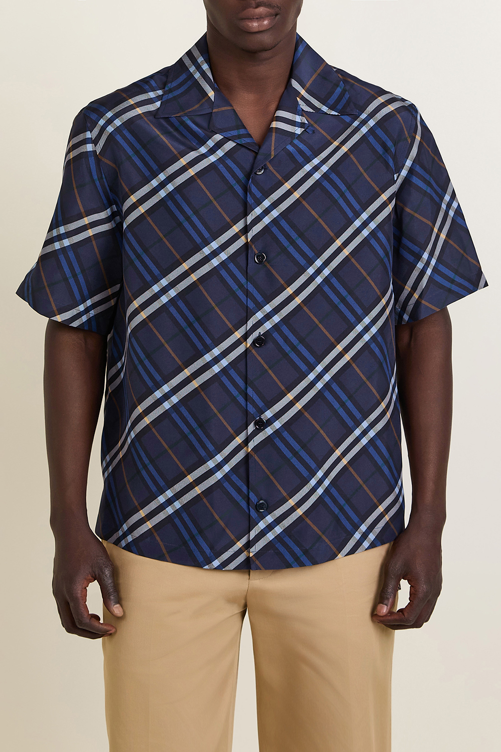 תמונת דוגמן קידמית של חולצת כפתורים