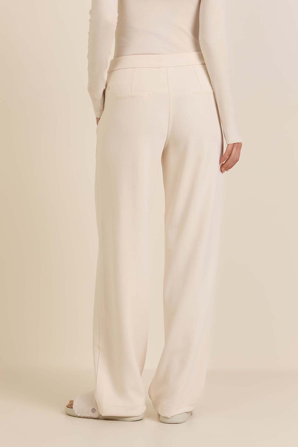 תמונת דוגמן אחורית של Softstreme Pintuck Mid-Rise Pant Regular