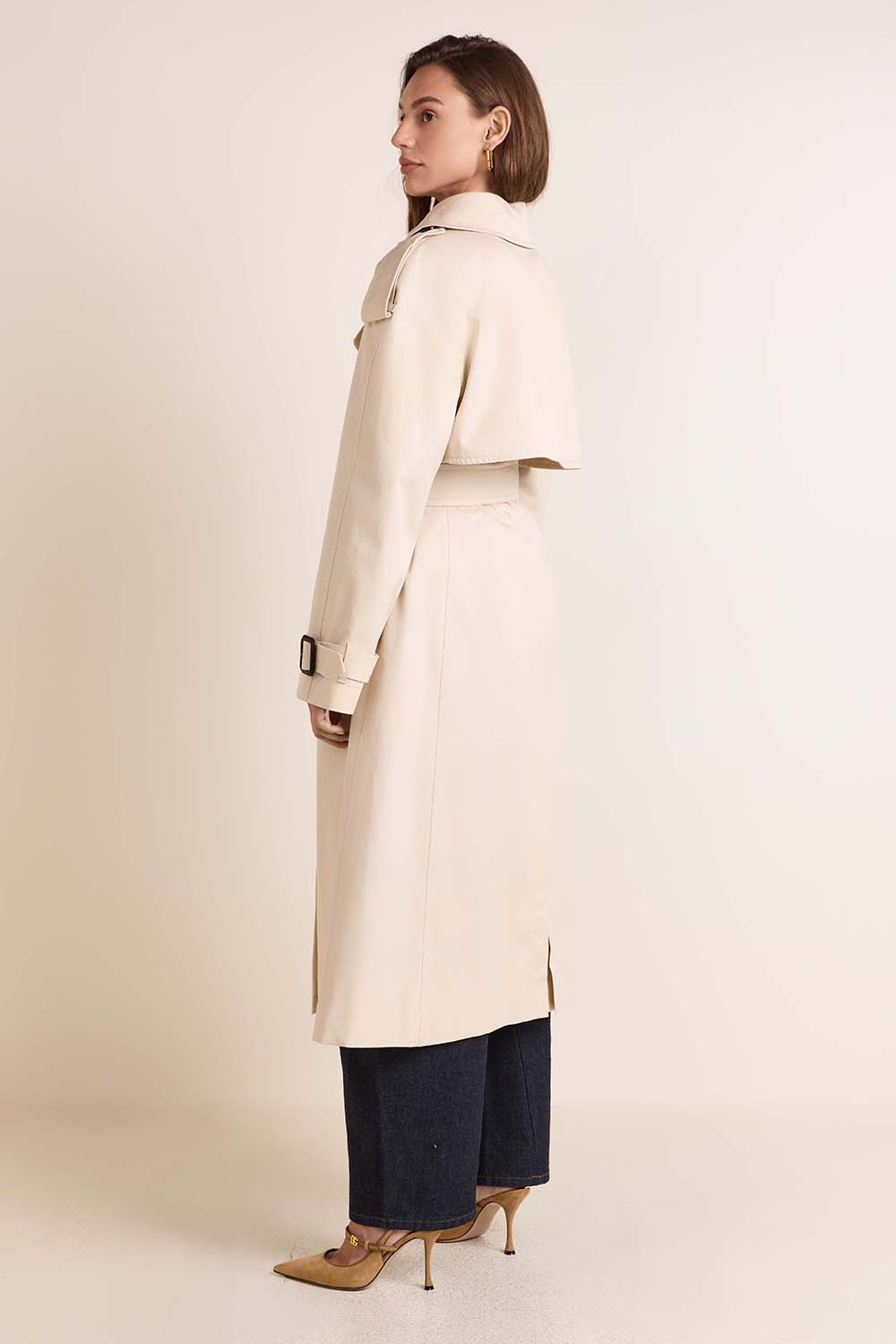 תמונת דוגמן אחורית של מעיל טרנץ'