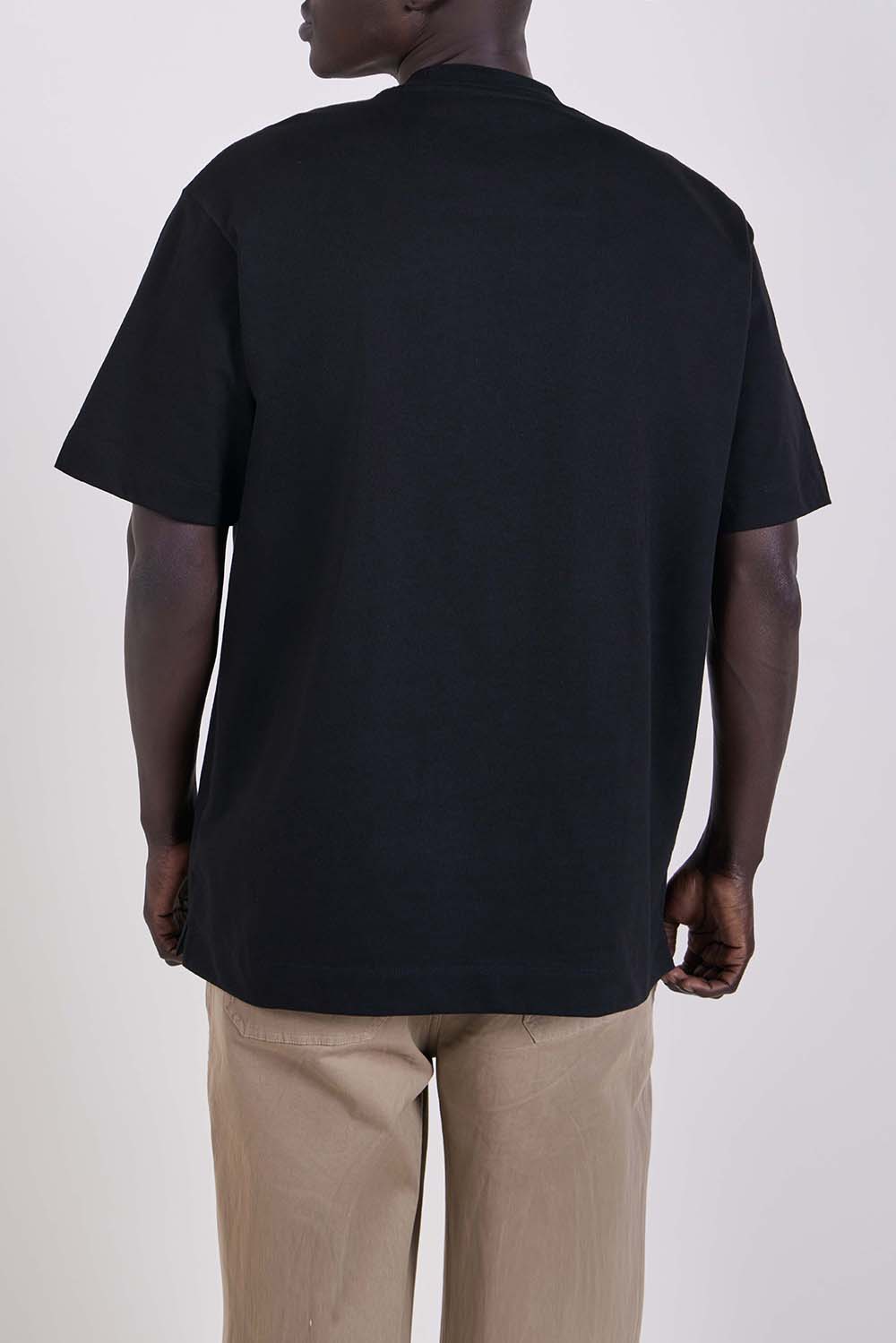 תמונת דוגמן אחורית של חולצת טי בגזרה משוחררת