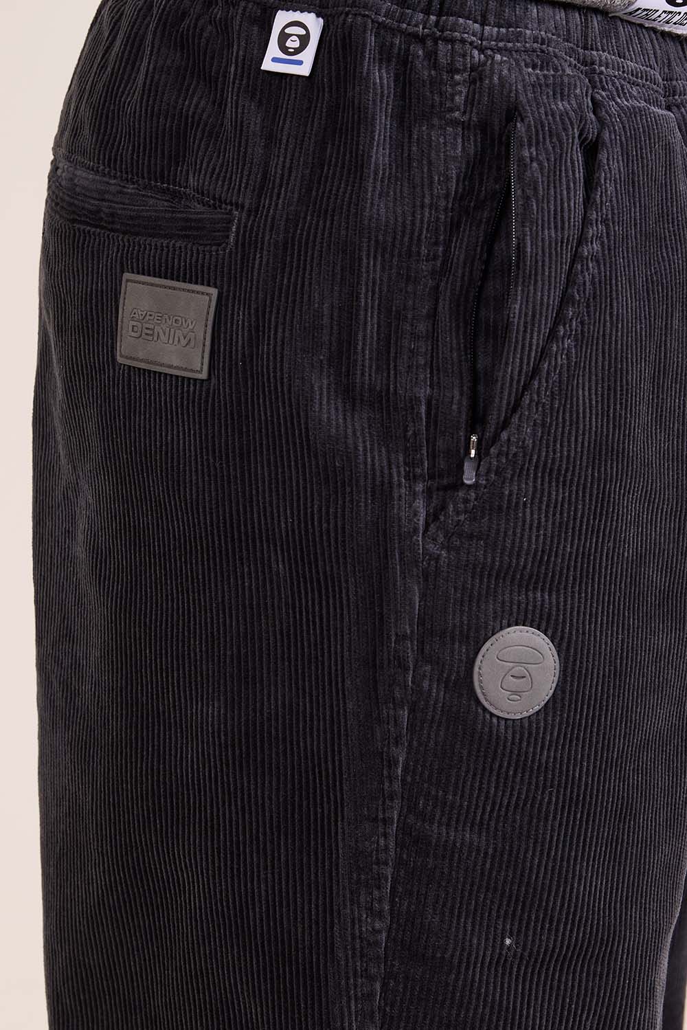 תמונת תקריב דוגמן של מכנסי קורדרוי