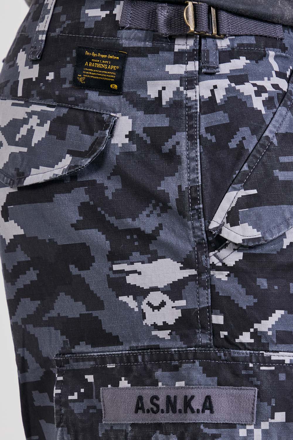 תמונת תקריב דוגמן של מכנסי קרגו