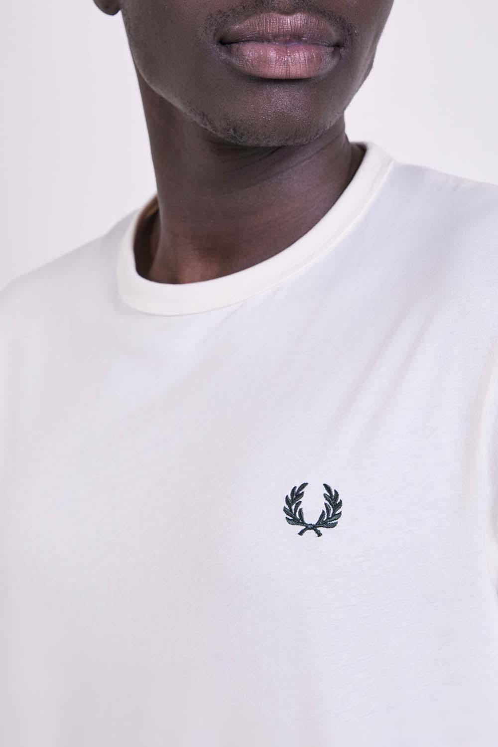 תמונת תקריב דוגמן של חולצת טי