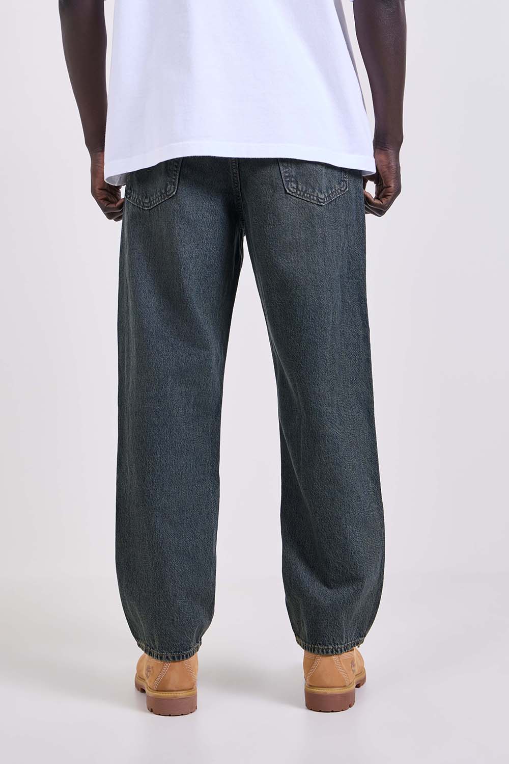 תמונת דוגמן אחורית של מכנסי ג'ינס בגזרה רחבה 568