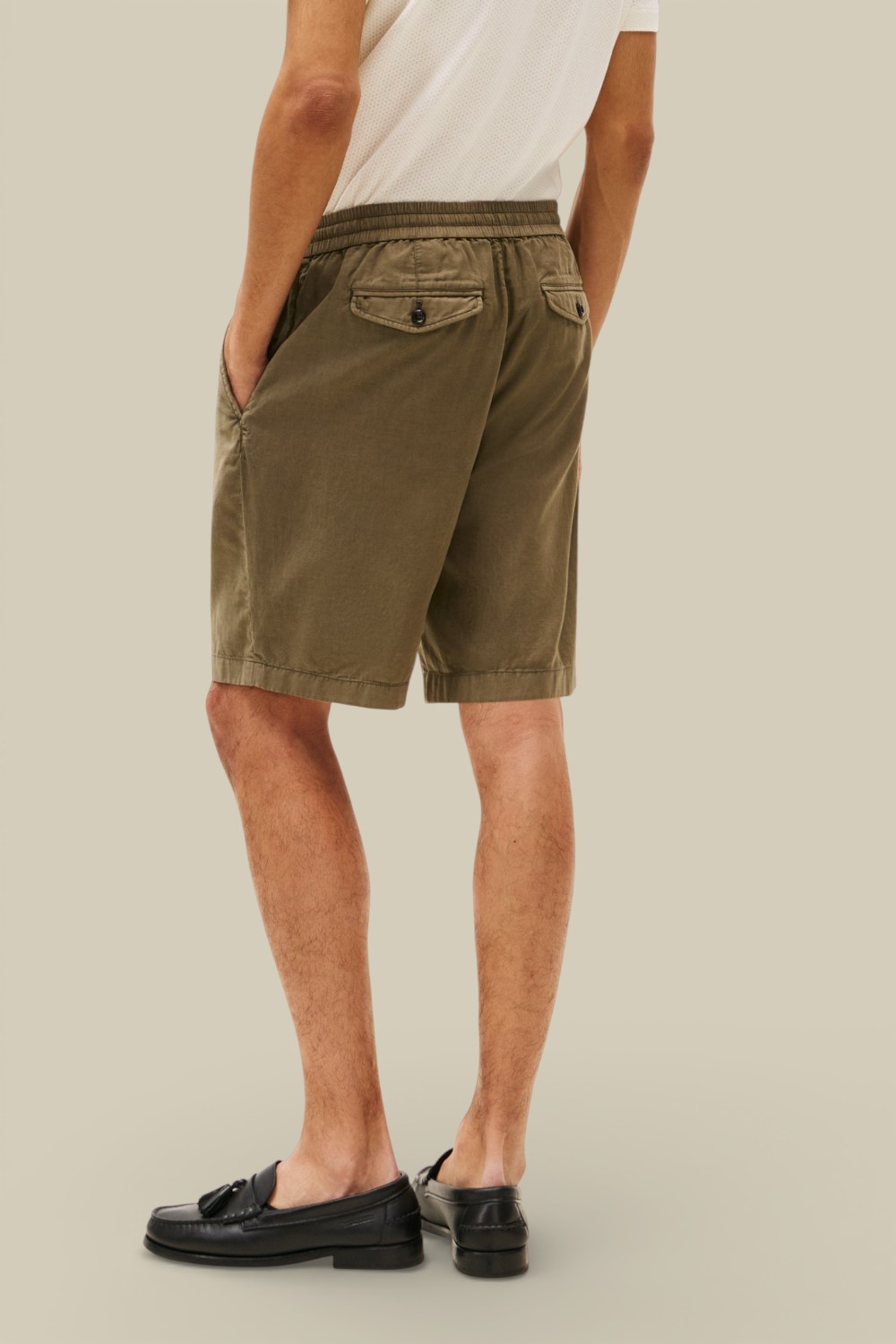 תמונת דוגמן אחורית של מכנסיים קצרים