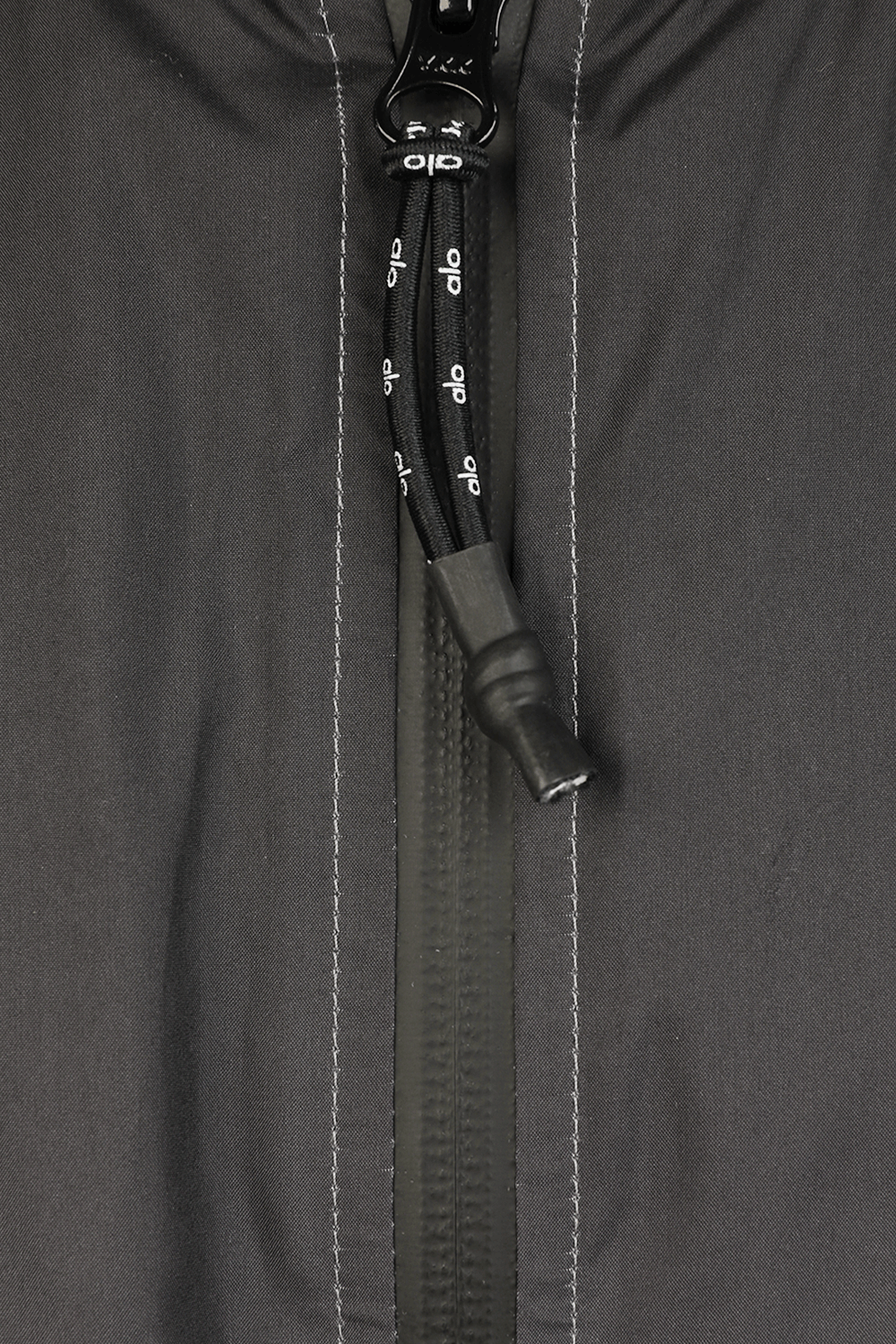 תמונת תקריב של ז'קט אדוונט מניילון