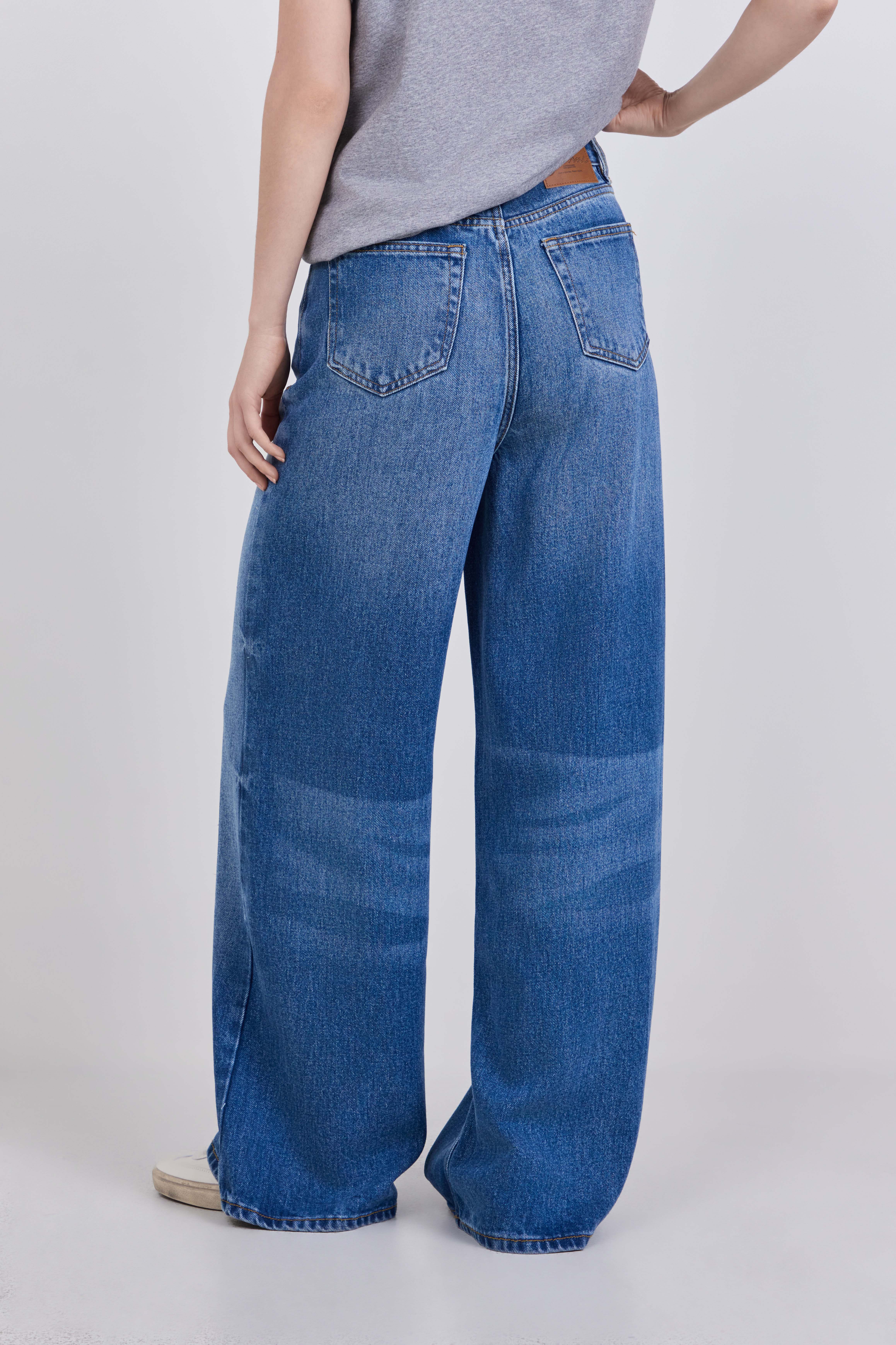 תמונת דוגמן אחורית של מכנסי ג&rsquo;ינס באגי