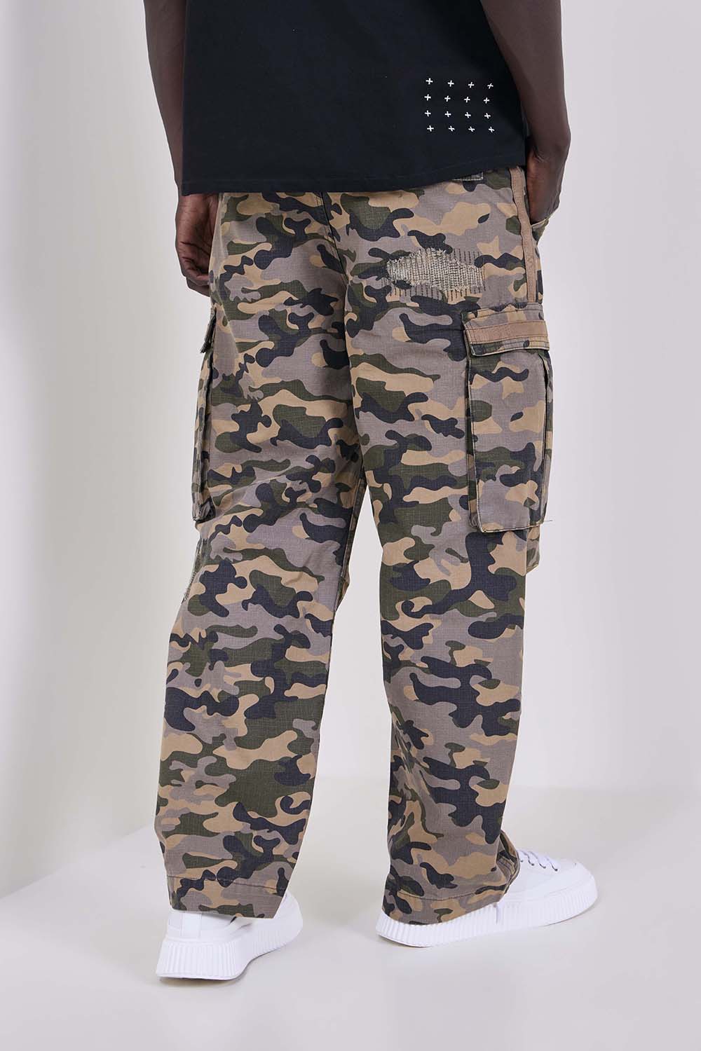 תמונת דוגמן אחורית של מכנסי קרגו