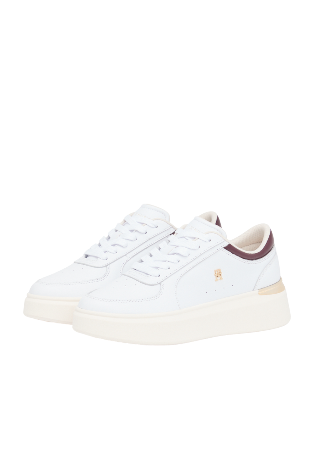 תמונת פנים של נעלי סניקרס פלטפורמה