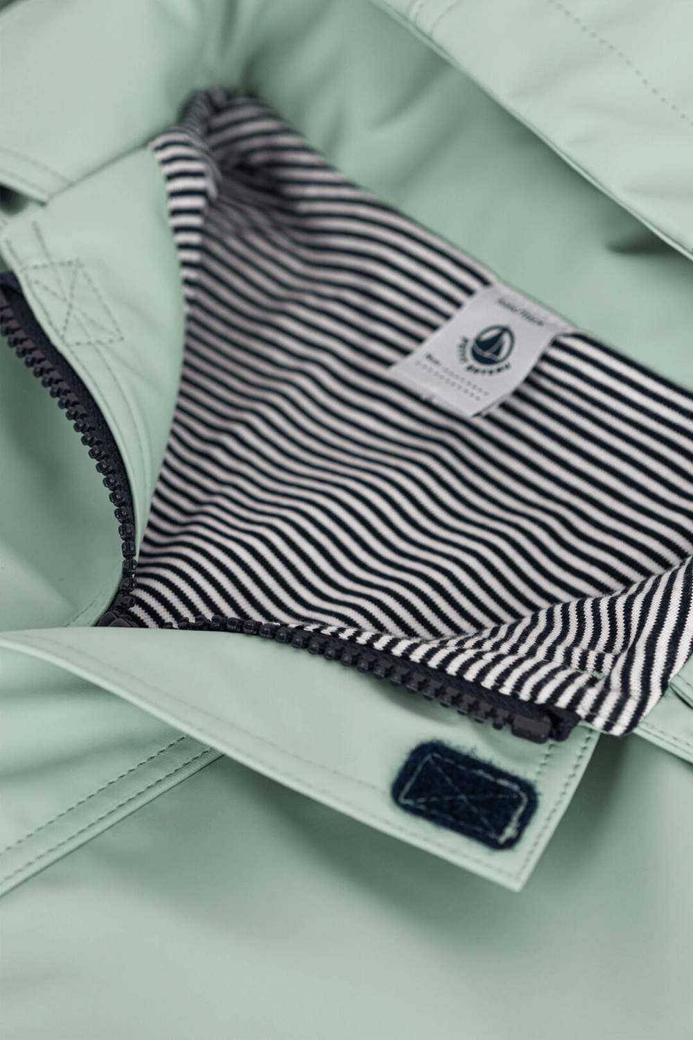 תמונת תקריב של מעיל עם קפוצ'ון- גילאי 3-5 שנים