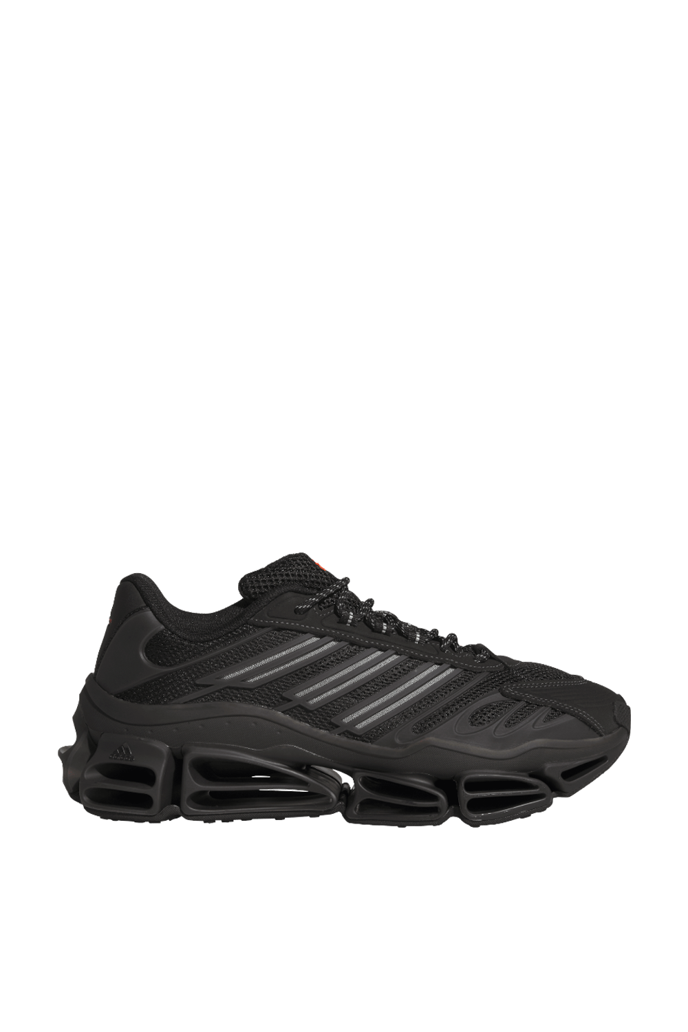 תמונה קידמית של נעלי סניקרס מגהרייד AG