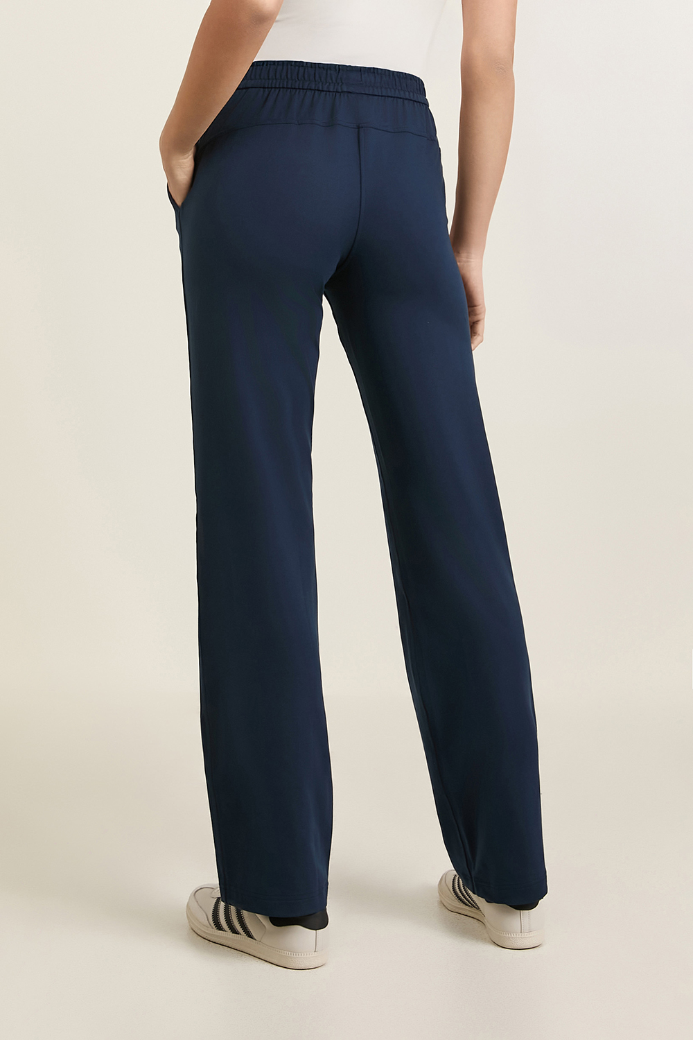 תמונת דוגמן אחורית של Soft Jersey Straight-Leg Mid-Rise Pant *REG