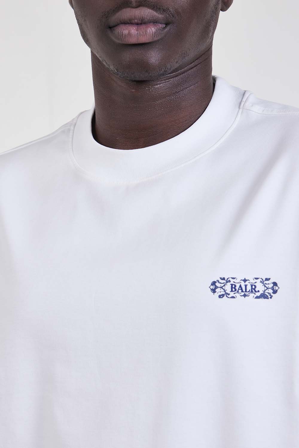 תמונת תקריב דוגמן של חולצת טי אוברסייז