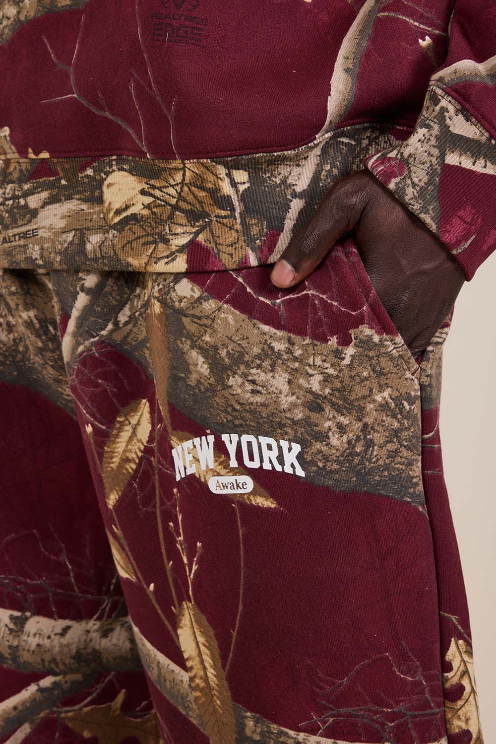 תמונת דוגמן אחורית של מכנסי ג'וג רחבים