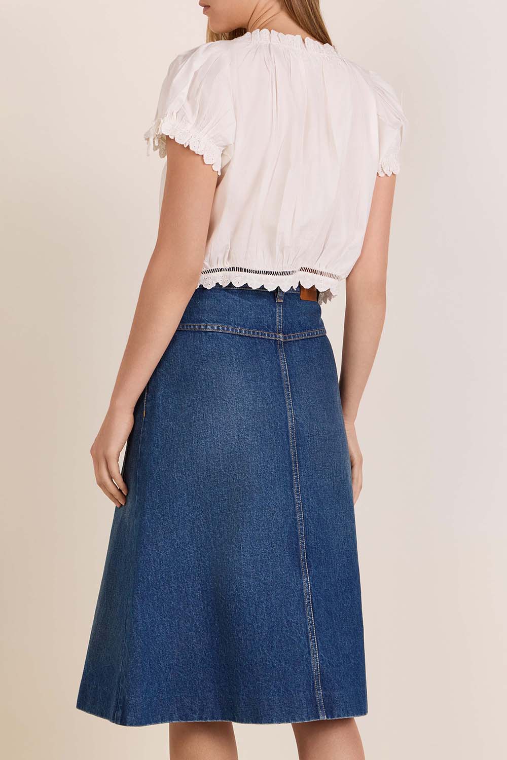 תמונת דוגמן אחורית של חולצת תחרה