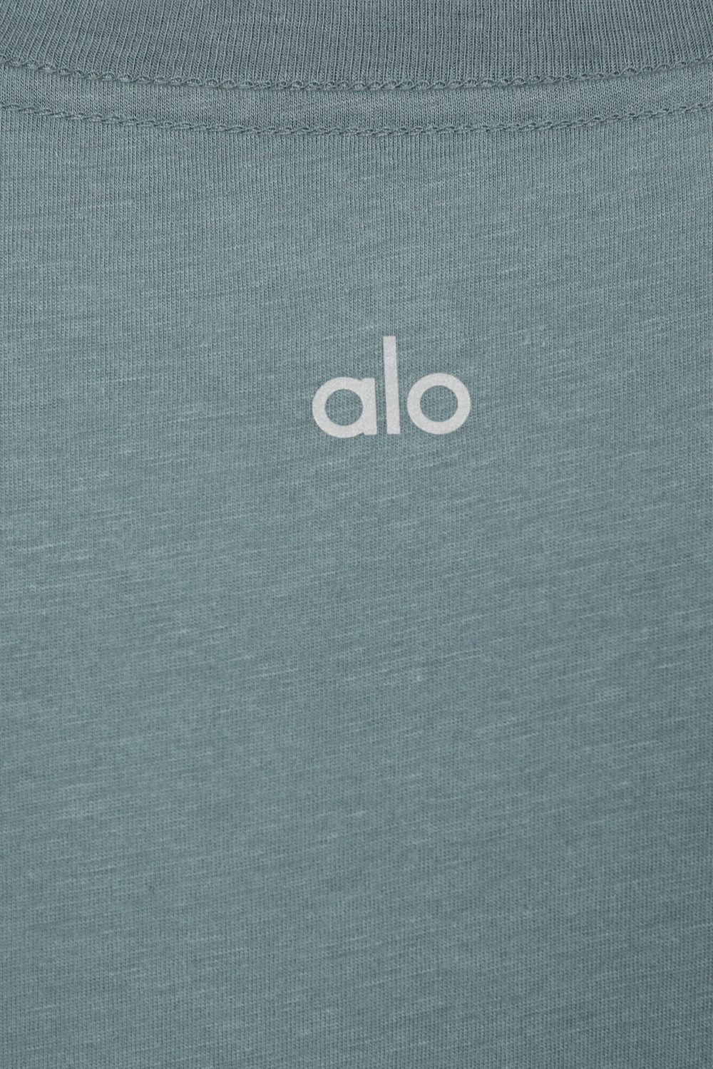 תמונת תקריב של גופיה ספורטיבית עם הדפס לוגו